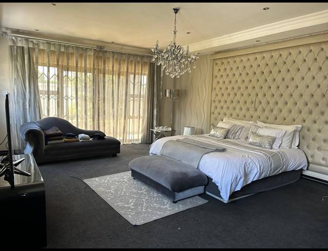 4 BEDROOM HOUSE FOR SALE IN OOS EINDE